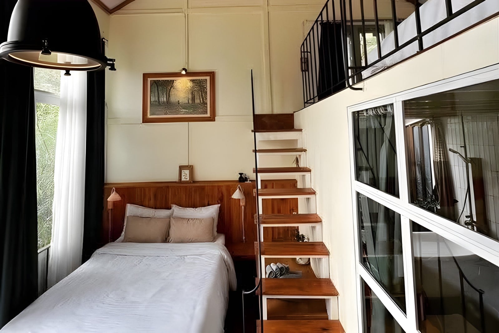 Giường tầng trệt và cầu thang gỗ lên gác mái